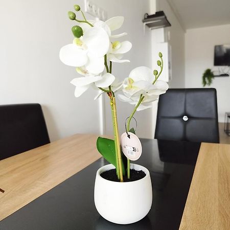 Parisian Cosy Flat With Balcony Apartment อาร์ฌ็องเตย ภายนอก รูปภาพ
